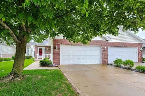 15 Grape Vine Ln, Bloomington, IL 61704