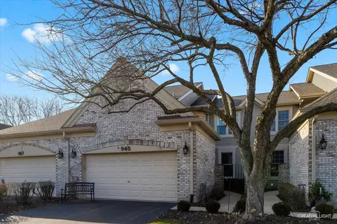 945 Heathrow Ln, Naperville, IL 60540