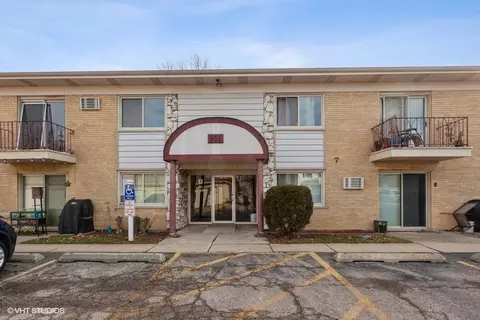 501 Carlysle Dr #13, Clarendon Hills, IL 60514