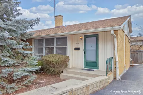 918 N Milwaukee Ave #F, Libertyville, IL 60048