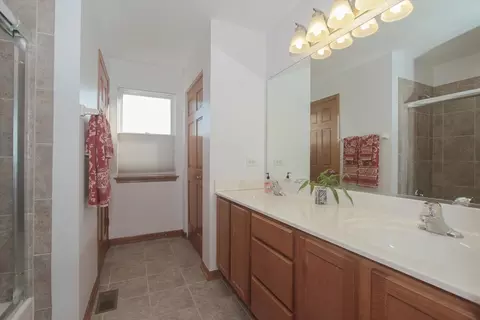 Bath - 1909 Blue Heron Cir, Bartlett, IL 60103 photo 2 of 4