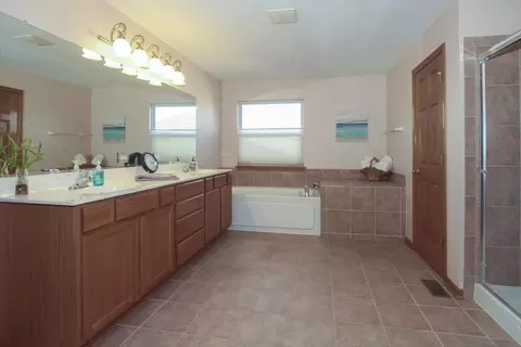 Bath - 1909 Blue Heron Cir, Bartlett, IL 60103 photo 1 of 4