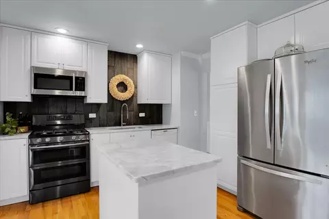 Kitchen - 415 Devon Ln, Bolingbrook, IL 60440 photo 3 of 4