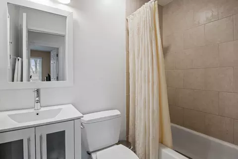 Bath - 772 Bayberry Dr, Bartlett, IL 60103 photo 3 of 3