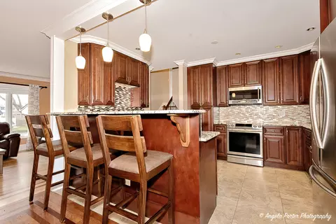 Kitchen - 1715 N Beech Rd, Mount Prospect, IL 60056 photo 4 of 6