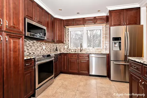 Kitchen - 1715 N Beech Rd, Mount Prospect, IL 60056 photo 2 of 6