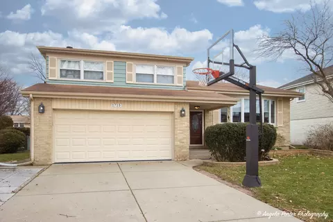 Exterior - 1715 N Beech Rd, Mount Prospect, IL 60056 photo 2 of 6