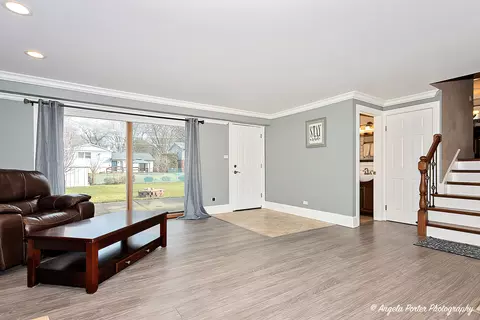 Living - 1715 N Beech Rd, Mount Prospect, IL 60056 photo 8 of 10