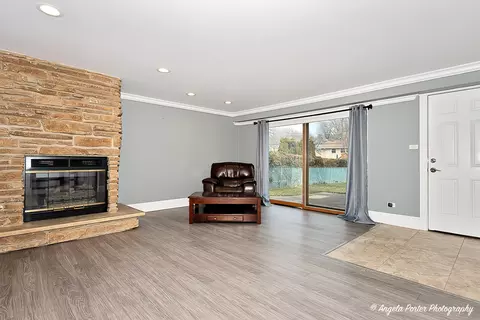 Living - 1715 N Beech Rd, Mount Prospect, IL 60056 photo 6 of 10