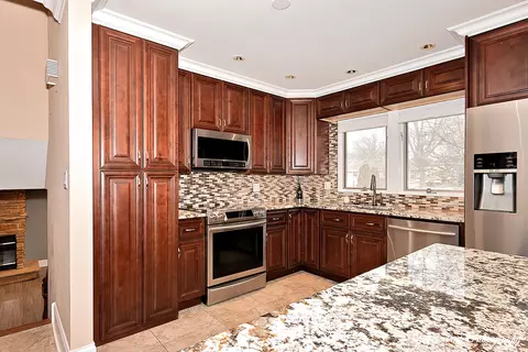 Kitchen - 1715 N Beech Rd, Mount Prospect, IL 60056 photo 5 of 6