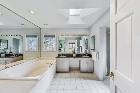 Bath - 6550 Manor Dr, Burr Ridge, IL 60527 photo 2 of 3