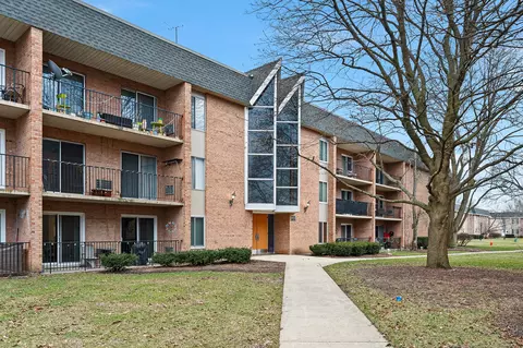 1052 N Mill St #303, Naperville, IL 60563
