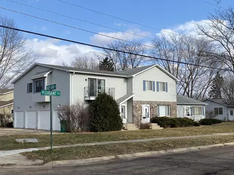 760-766 Pleasant St, Woodstock, IL 60098