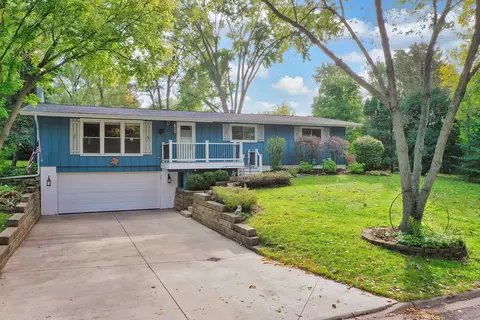 1400 Eastwood Ln, Mchenry, IL 60051