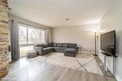 Living - 256 Cindy Ln, Wheeling, IL 60090 photo 1 of 2