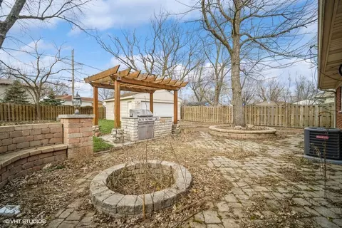 Exterior - 256 Cindy Ln, Wheeling, IL 60090 photo 3 of 4