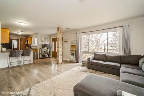Living - 256 Cindy Ln, Wheeling, IL 60090 photo 2 of 2