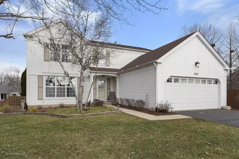 1960 Mission Hills Dr, Elgin, IL 60123