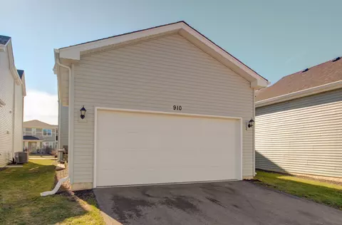 Exterior - 910 Simpson Ave, Elburn, IL 60119 photo 2 of 2