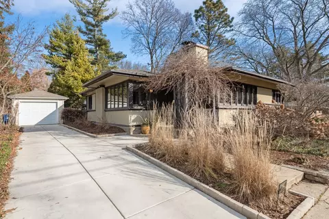 330 Gregory Ave, Wilmette, IL 60091