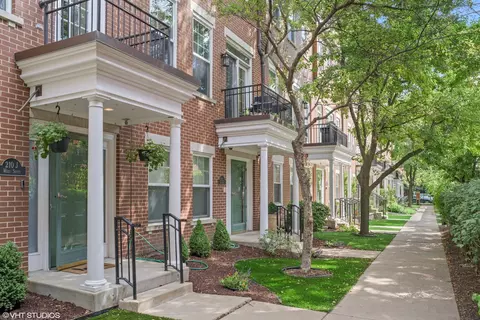 210 W Scott St #D, Chicago, IL 60610