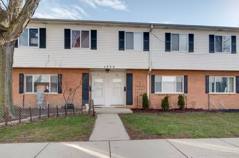 1352 Monomoy St #D, Aurora, IL 60506