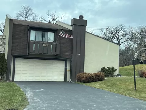 10 Westwood Dr, Indian Head Park, IL 60525