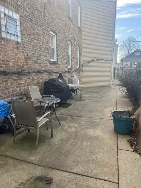 Exterior - 5510 W Barry Ave #2, Chicago, IL 60641 photo 2 of 3