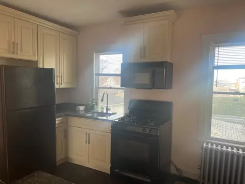 Kitchen - 5510 W Barry Ave #2, Chicago, IL 60641 photo 1 of 2