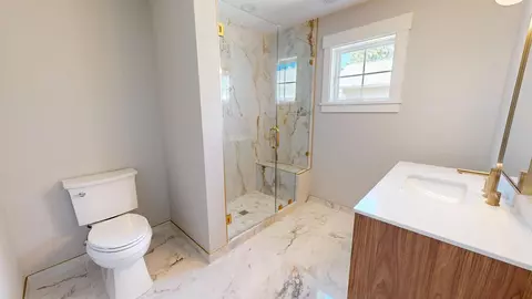 Bath - 308 N Myrtle Ave, Elmhurst, IL 60126 photo 3 of 9