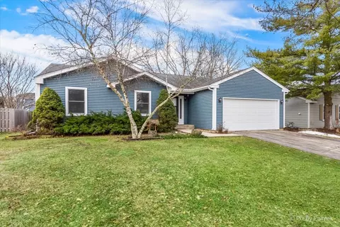 911 Debden Dr, Island Lake, IL 60042