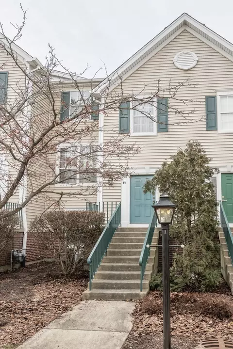 2447 Courtyard Cir #6, Aurora, IL 60506