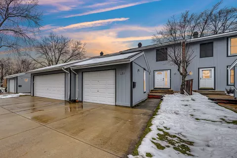 219 Pinewood Ln, Bloomingdale, IL 60108