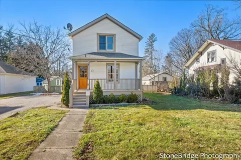817 Clay St, Woodstock, IL 60098