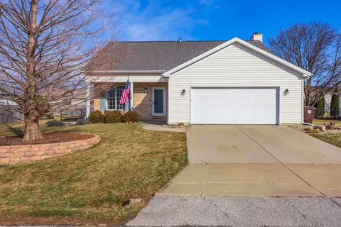 906 Hollie Dr, Heyworth, IL 61745