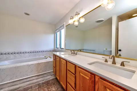 Bath - 1005 Ember Ln, Spring Grove, IL 60081 photo 2 of 5