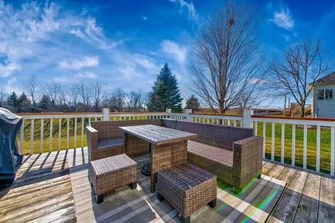 Exterior - 1005 Ember Ln, Spring Grove, IL 60081 photo 5 of 8
