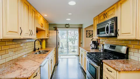 Kitchen - 2538 Yarrow Ln, Rolling Meadows, IL 60008 photo 1 of 2