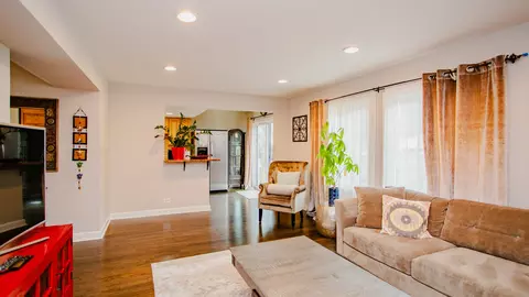 Living - 2538 Yarrow Ln, Rolling Meadows, IL 60008 photo 2 of 2