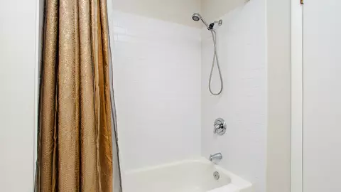 Bath - 2538 Yarrow Ln, Rolling Meadows, IL 60008 photo 2 of 3