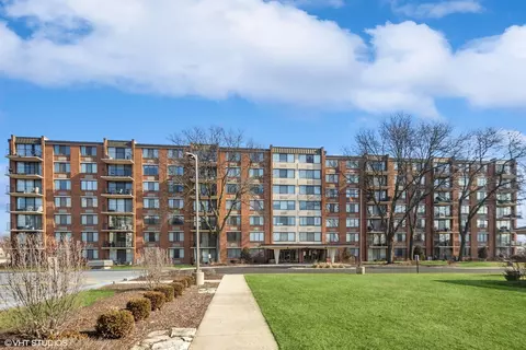 2000 Saint Regis Dr #6E, Lombard, IL 60148