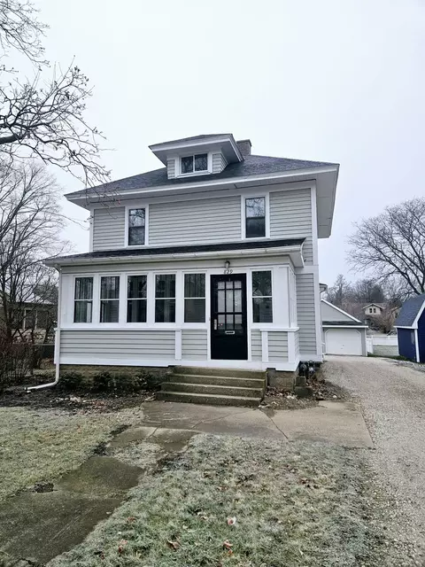 829 N Madison St, Woodstock, IL 60098