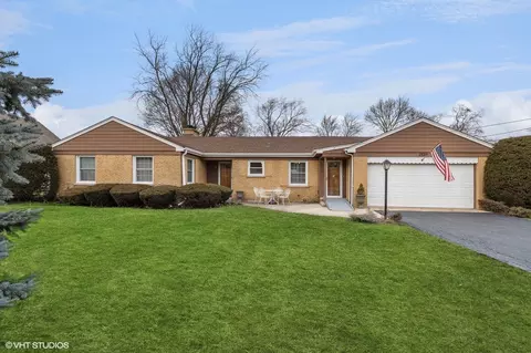 1520 W Blackhawk Dr, Mount Prospect, IL 60056