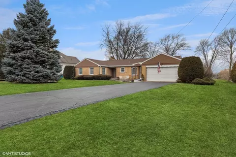 1520 W Blackhawk Dr, Mount Prospect, IL 60056 photo 3