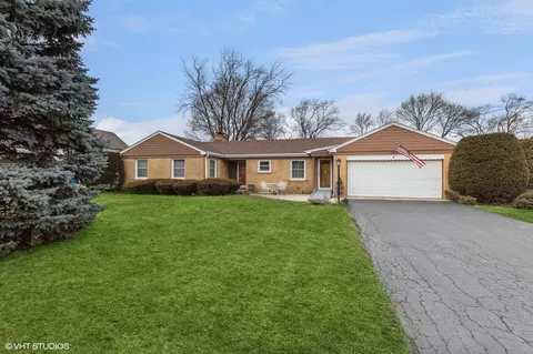 1520 W Blackhawk Dr, Mount Prospect, IL 60056 photo 2