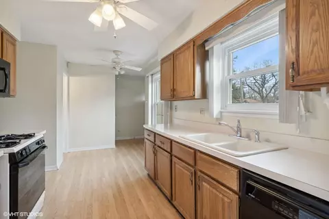 1520 W Blackhawk Dr, Mount Prospect, IL 60056 photo 9