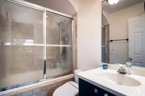 Bath - 620 Daisy Ln, Roselle, IL 60172 photo 2 of 4