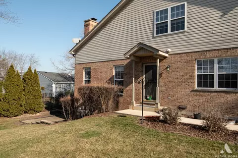 Exterior - 620 Daisy Ln, Roselle, IL 60172 photo 4 of 8