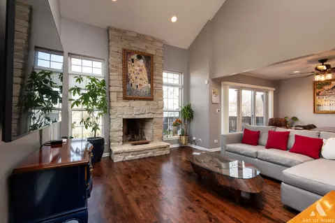 Living - 620 Daisy Ln, Roselle, IL 60172 photo 3 of 6