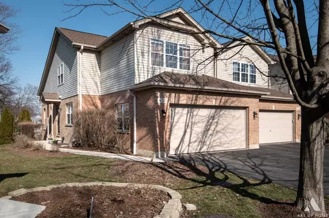 Exterior - 620 Daisy Ln, Roselle, IL 60172 photo 2 of 8